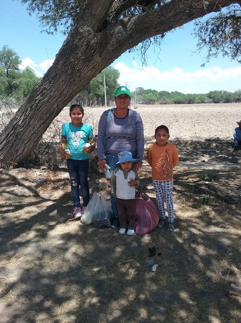 Lucia Gonzalez y sus hijos Yessenia, Sandra y Juan.