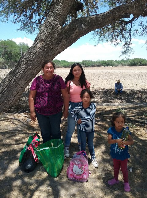 Maria Barcenas con sus hijos Monserrat, Carla y Maria.