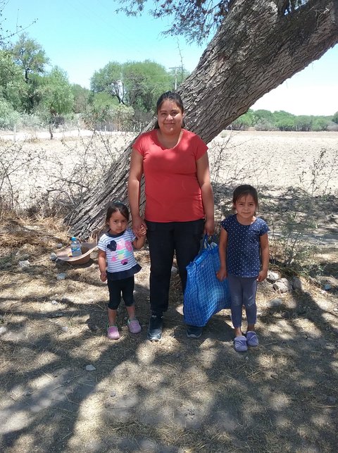 Juana Jacinto y sus hijos Vanessa y Jimena.