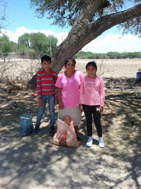 Antonia Hernandez y sus hijos Alonso y Lesli.