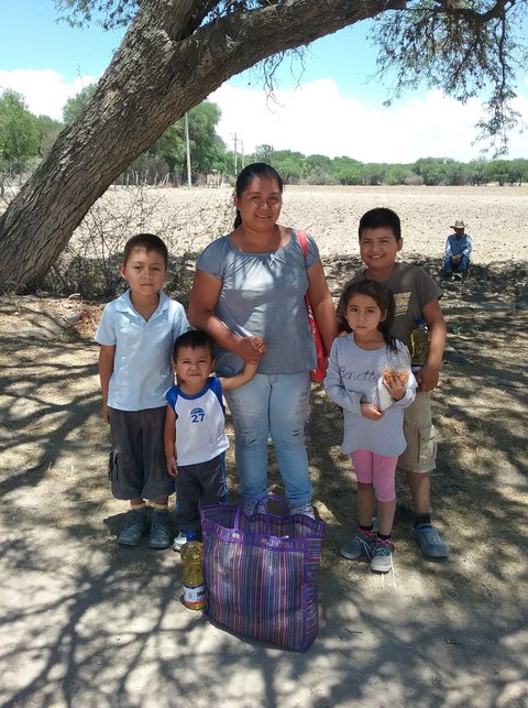 Alma Gonzalez y sus hijos Ernesto, Alexis, Stefania y Alan.