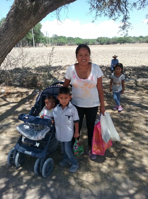 Luciana Ramirez (madre soltera) sus hijos Emiliano y Eduardo.