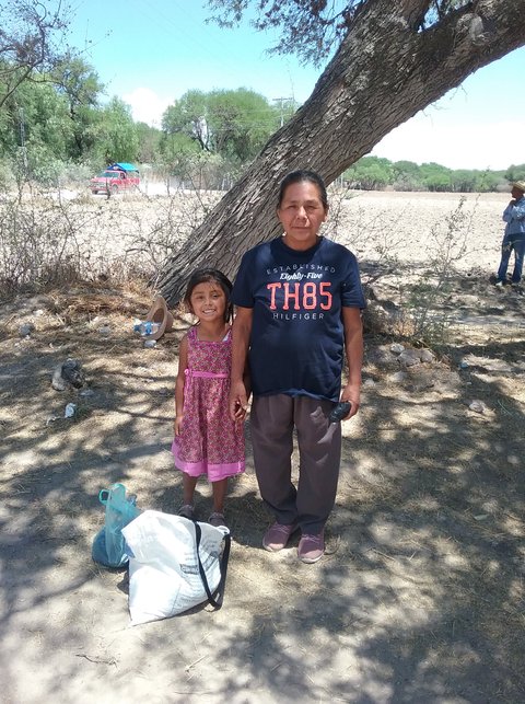 Cruz Delgado con su nieta Maria Jose.