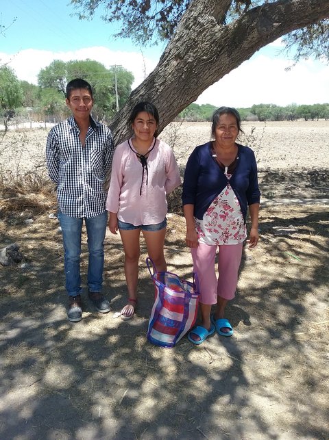 Micaela Gonzalez Ramirez (delegada) con su hija Fatima Ramirez y su yerno Leonardo Daniel.