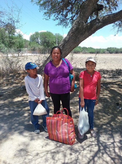 Olivia Ramirez con sus hijos Remedios y Juan.