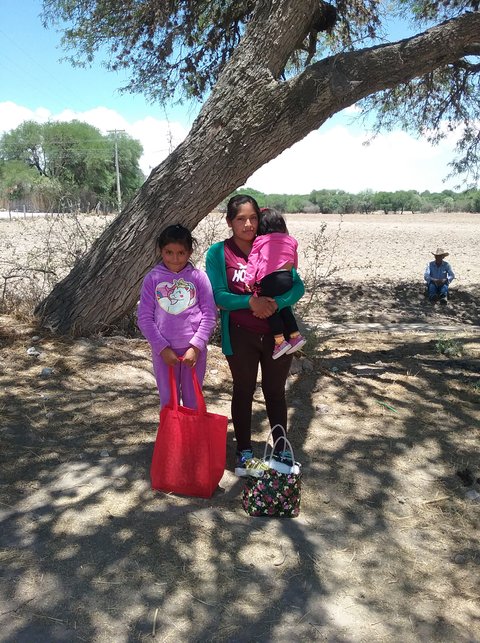 Martha Guadalupe Barcenas con sus hijas Paola y Fernanda.